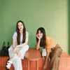 Potret Duo Cantik Cathy Sharon dan Titi Radjo Padmaja, Kompak dengan Gaya yang Berbeda