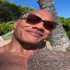 Potret Dwayne Johnson Pasrah Dirias Putrinya Sebelum Gym,  Momen Kecil yang Tak Akan Terulang