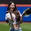 Potret Penampilan Jang Wonyoung Lakukan First Pitch di New York