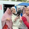 Potret Ria Ricis Jalan-jalan Sore, Jajan Pinggir Jalan - Traktir Warga