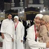 Potret Yeni Inka Berhijab saat Umrah, Kali Ini Bareng Suami dan Anak