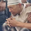 Prosesi Pemakaman Mpok Alpa, Suami dan Anak Berderai Air Mata di Atas Liang Lahat