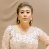 Pamer Cincin di Jari Manis, Regina Ivanova Dilamar Sang Kekasih