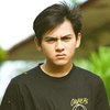 Rey Bong Bintang 'DARI JENDELA SMP' Jalani Pemotretan Bersandar di Kursi, Netizen: Senderan Aja Cakep