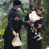 Tangis Ridwan Kamil dan Istri Pecah Melihat Peti Jenazah Emmeril Kahn Mumtadz Diturunkan ke Liang Lahat