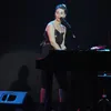 So Sweet, Sara Bareilles Bantu Fans Melamar Pacarnya!