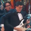 Kocak! Saat Steve Vai Main Gitar Sambil Memeluk Stephen Colbert