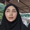 Suara Arie Untung Bergetar Saat Azankan Sang Ayah