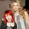 7 Foto Bukti Tinggi Taylor Swift Sulit Ditandingi Musisi Lain