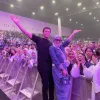 Syahrini Nonton Konser Kahitna Bersama Reino Barack, Disambut Antusias Para Penggemar