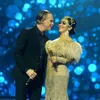 Duet Dengan Rick Price, Syahrini Sedikit Repot Soal Kostum