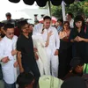 Tangis Keluarga Iringi Pemakaman Ray Sahetapy, Dewi Yull Setia di Samping Makam