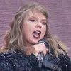 Taylor Swift Kembali Kejutkan Wembley Stadium, Kali Ini Bersama Robbie Williams!