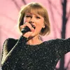 FOTO: Ups! Taylor Swift Tertangkap Cium Pria di Pesta