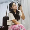 Temani Young Lex Manggung, Eriska Nakesya Tampil Sederhana - Outfit Kaos dan Celana Panjang Koloran