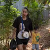 Buka Warung Makanan Sunda, Begini 7 Gaya Eriska Nakesya Istri Young Lex saat Jualan Layani Pembeli
