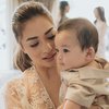 Gaya Parenting Nikita Willy dan Suami yang Tuai Pro Kontra, Ada Pelatih agar Baby Izz Tidur Sendiri - Makan Paha Ayam di Usia 6 Bulan