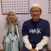 7 Kebersamaan Hedi Yunus Bareng Anak ART-nya yang Tuai Pujian, dari Salat - Main Kembang Api Bersama