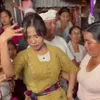 Ikut Tradisi Ngurek di Bali, Ini Detik-detik Mayang Lucyana Menari dan Pingsan - Kiki Farrel Panik