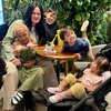 8 Potret Keseruan Donna Harun Hangout Bareng Cucu, Kompak - Nenek Rasa Bestie