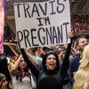 Fakta Kelahiran Anak Pertama Kourtney Kardashian dan Travis Barker, Ternyata Kourtney Sempat Dilarikan ke Rumah Sakit untuk Operasi!
