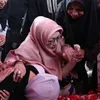 Puput Novel Dimakamkan, Ibunda Histeris Di Atas Makam: Dia Nggak Punya Dosa