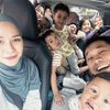 Mudik ke Yogyakarta, 11 Potret Kesederhanaan Keluarga Zaskia Adya Mecca dan Hanung Bramantyo - Nyetir Hingga Nyuci Mobil Sendiri