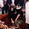 Dipenuhi Kesibukan Rumah Duka, Kikan Cokelat Merasa Belum Menyadari Bahwa Sang Ibunda Telah Berpulang