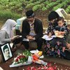 Rombongan Keluarga Faisal Ziarah ke Makam Febri Andriansyah dan Vanessa Angel, Gala Sky Panggil Mama Papa Saat Lihat Foto Orangtua