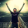 Duh, Drummer Ini Terpaksa Nge-drum Sambil Jungkir Balik!