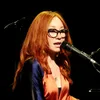 Lewat Lagu, Tori Amos 'Tantang' Presiden Rusia Dari Panggung