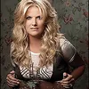Trisha Yearwood Alami Drama di Atas Udara