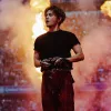 V BTS Ungkap Gangguan Pendengaran Telinga Kanan, Jalani Pengobatan