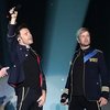 Unik! Penonton Westlife Buat Baju Bertuliskan: Udah Ngefans Sejak Belum Mens
