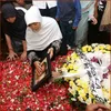 Istri Yanni Libels Pingsan di Pemakaman