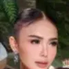 Yuni Shara Jajan Sambil Jongkok, Kesederhanaannya Yang Elegan Tuai Pujian Banyak Orang