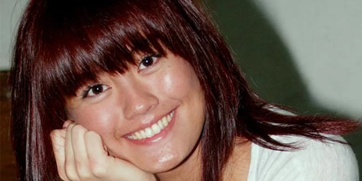 agnes-monica-tengah-menulis-buku-kapanlagi