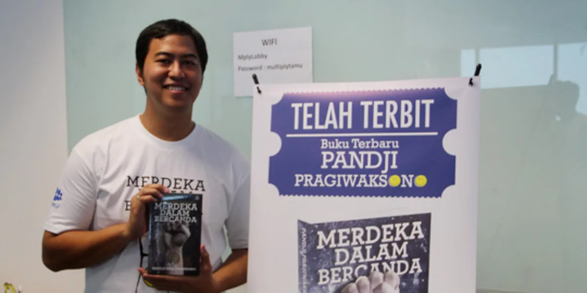 Pandji Pragiwaksono tampil di panggung komedi