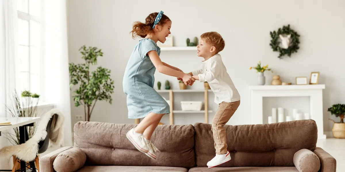 Anak Lagi Aktif Menggambar di Tembok? Cat Dinding Anti Noda Ini Cocok