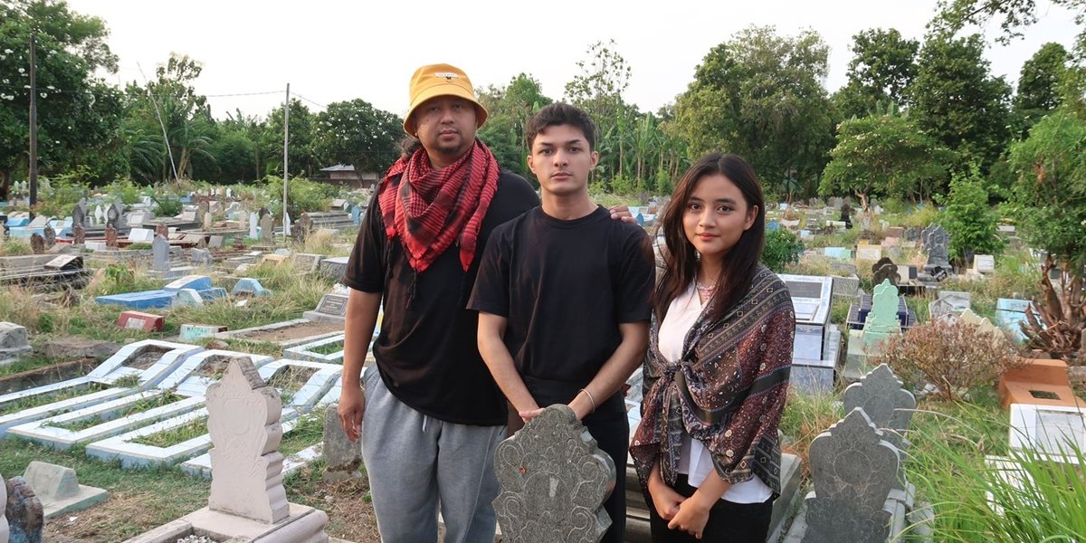 Anggy Umbara dan Nayla D. Purnama Ziarah ke Makam Vina Jelang Syuting