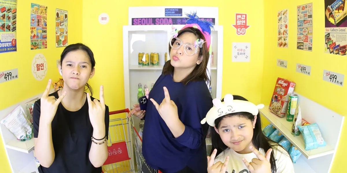 Audy Item Bikin Foto Maternity dengan Dua Putrinya, Cerita Hamil di Usia 43