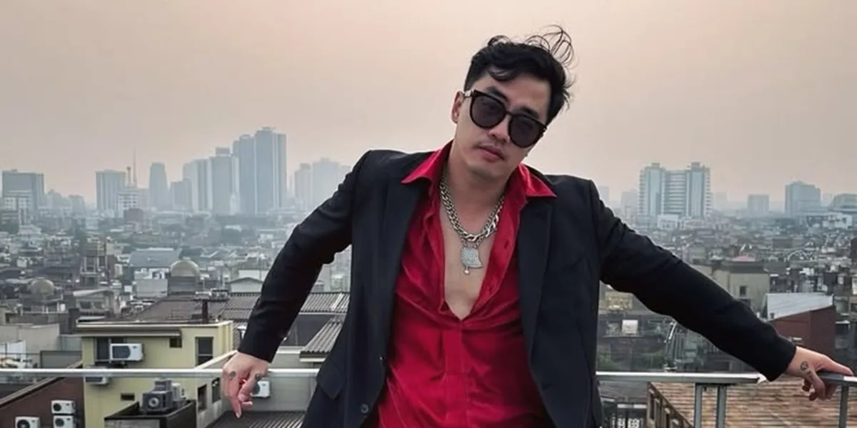 Ekonomi Sulit, Dennis Adhiswara Tak Gengsi Jualan Kacamata Murah