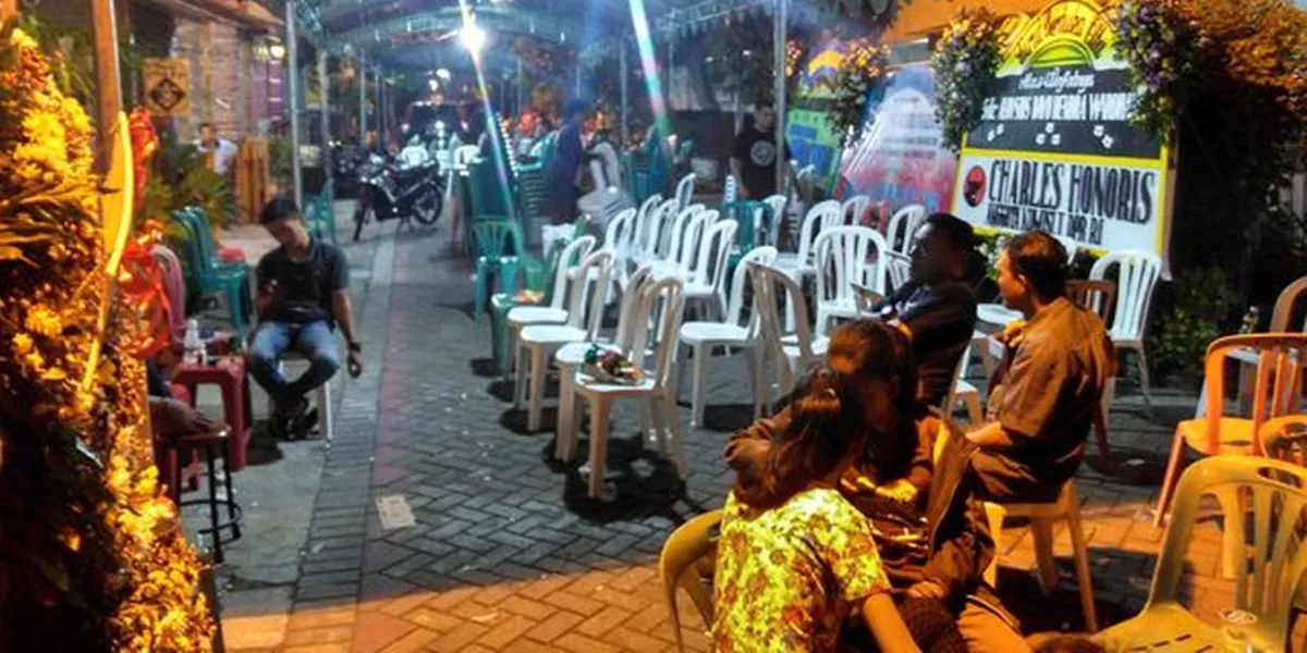 Pengunjung di Gereja Santa Maria Tak Bercela Bogor