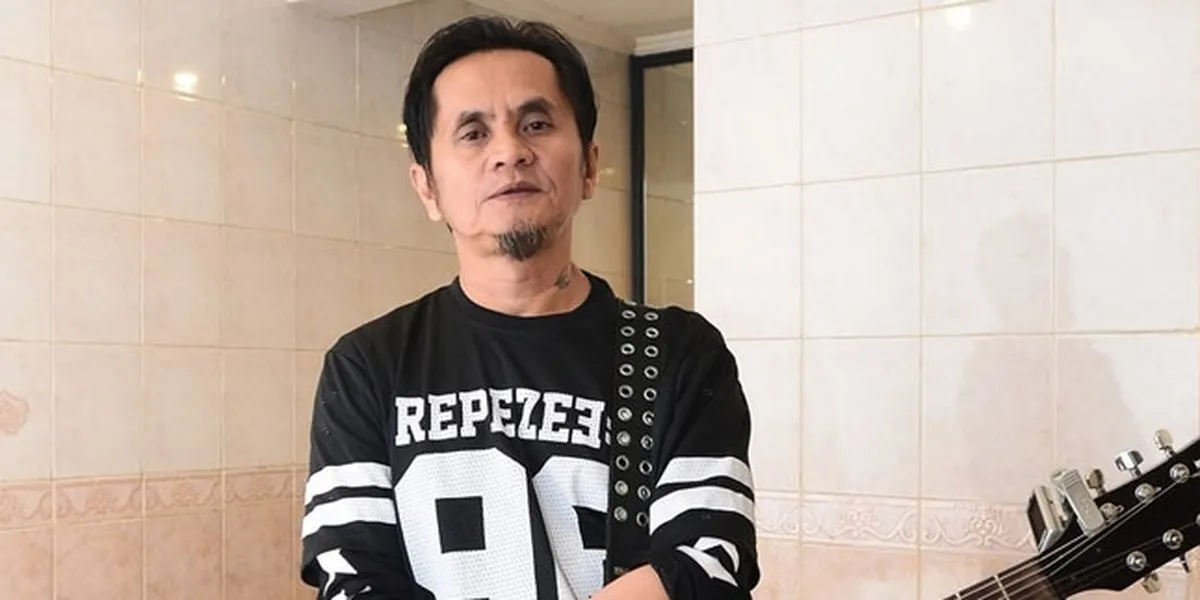 Ini Alasan Azis Jamrud Selalu Pakai Celana Pendek Saat Manggung ...