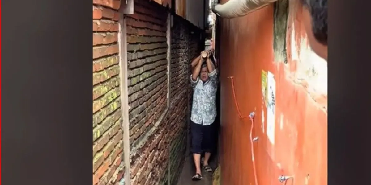 Mengharukan, Warga Usung Jenazah Lalui Lorong Sempit Curi Empati Warganet