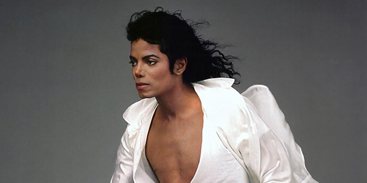 Майкл джексон в белой рубашке