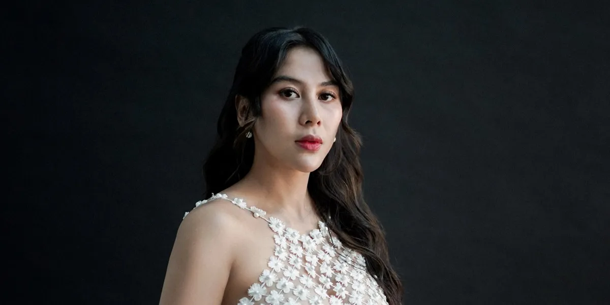 Pesona Baby Bump Adinda Thomas dalam Sesi Foto Mesra Bersama Suami