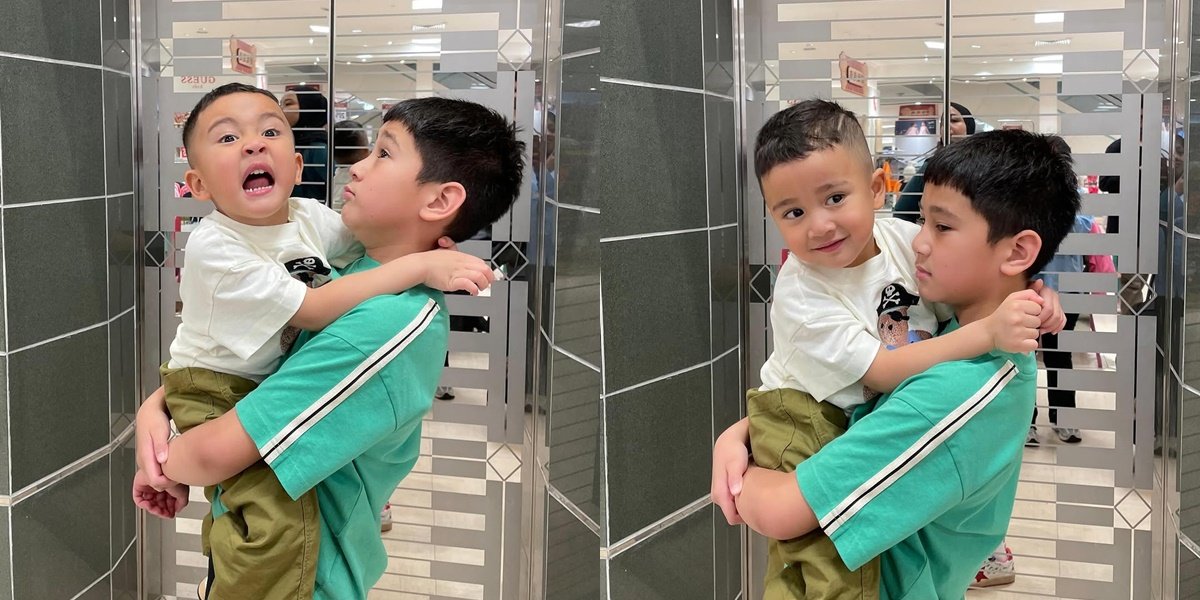 Rafathar dan Rayyanza Beraksi Akur, Menggemaskan di Mall!