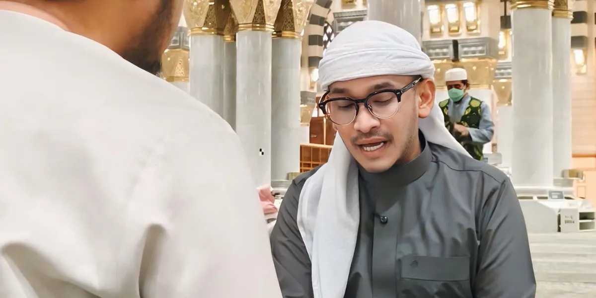Potret Ruben Onsu Belajar Al-Qur'an di Madinah Bikin Adem, Akui Dapat Tugas Hafalan