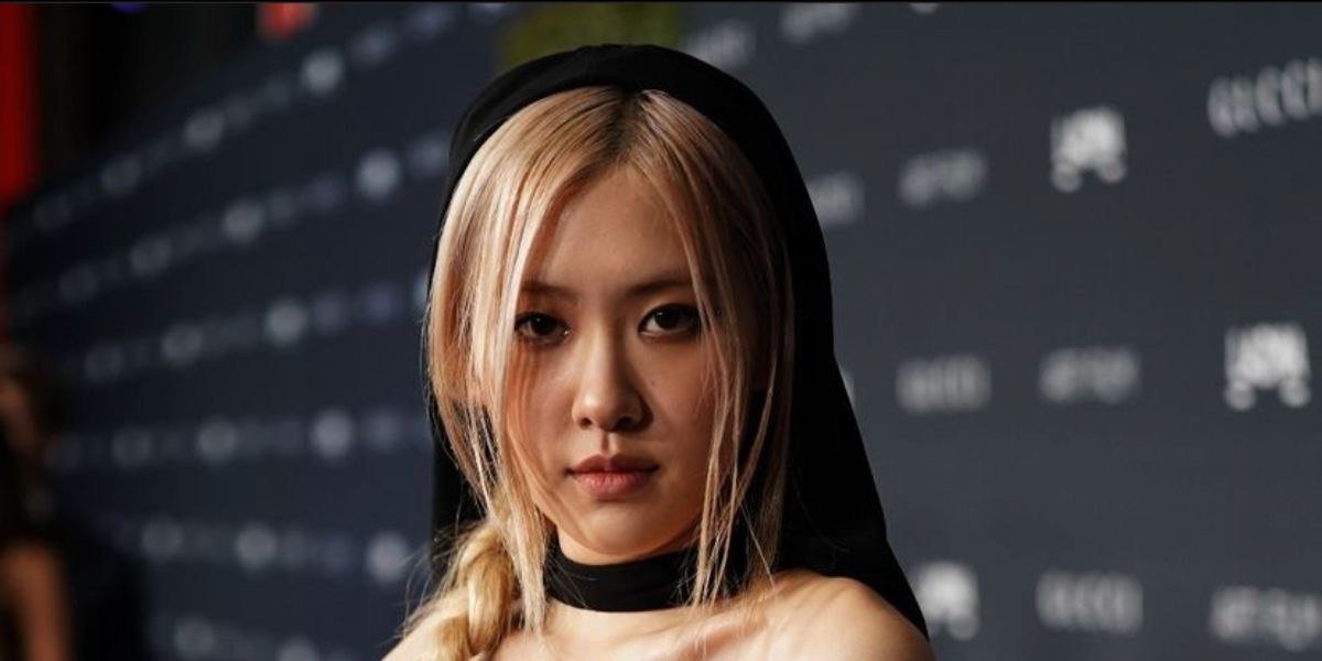 Blackpink's Rosé Attends the LACMA Gala Wearing a Saint Laurent Hooded  Dress - ELLE SINGAPORE